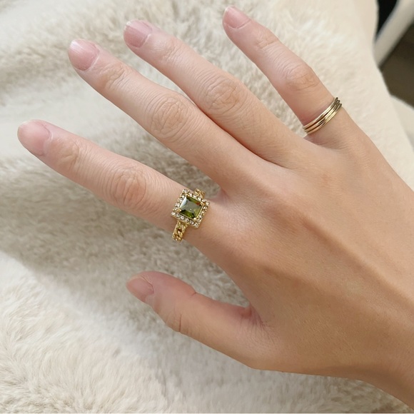 ✨Elegant 18K Gold Plated Interlock Ring with Zircon (peridot color) - Picture 3 of 3